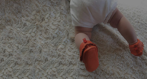 chausson mocassin à franges en cuir à tannage végétal orange pour bébé et enfant. idée cadeau naissace